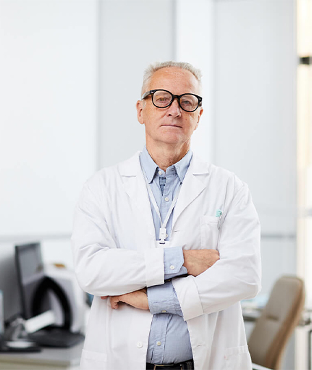 confident-seniors-doctor-J5RL67A